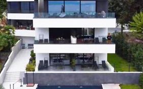 Aparthotel Villa V With Heated Pool, Parking And Breakfast